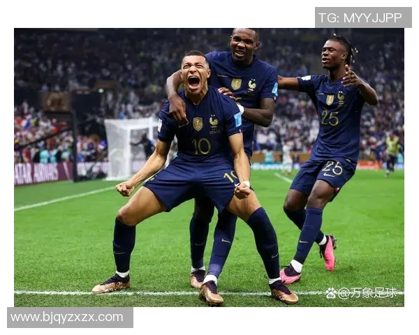 现阶段全球足球明星盘点及其在赛场上的精彩表现分析